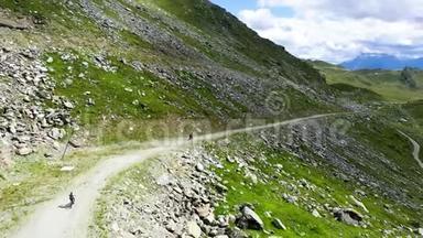 一个登山者在瑞士骑着一条美丽的小径的空中<strong>视频</strong>。 这<strong>段视频</strong>是在Verbier附近拍摄的。
